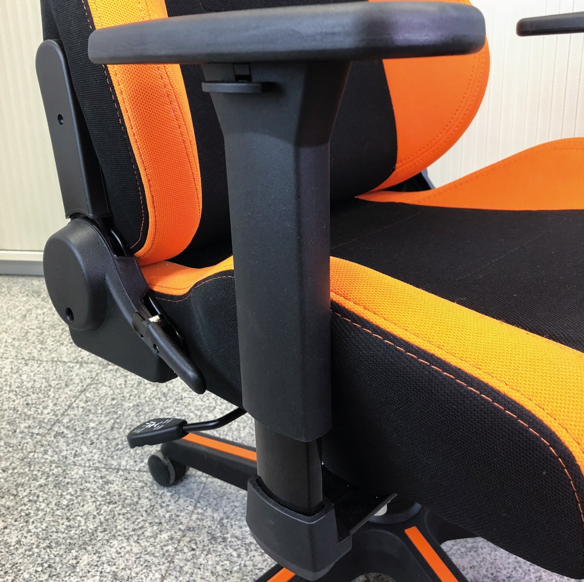 Armrests of the Nitro Concepts S300
