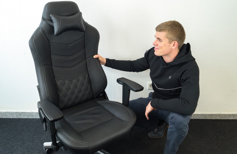 Tjorven with his chair after the Onyx Deluxe review